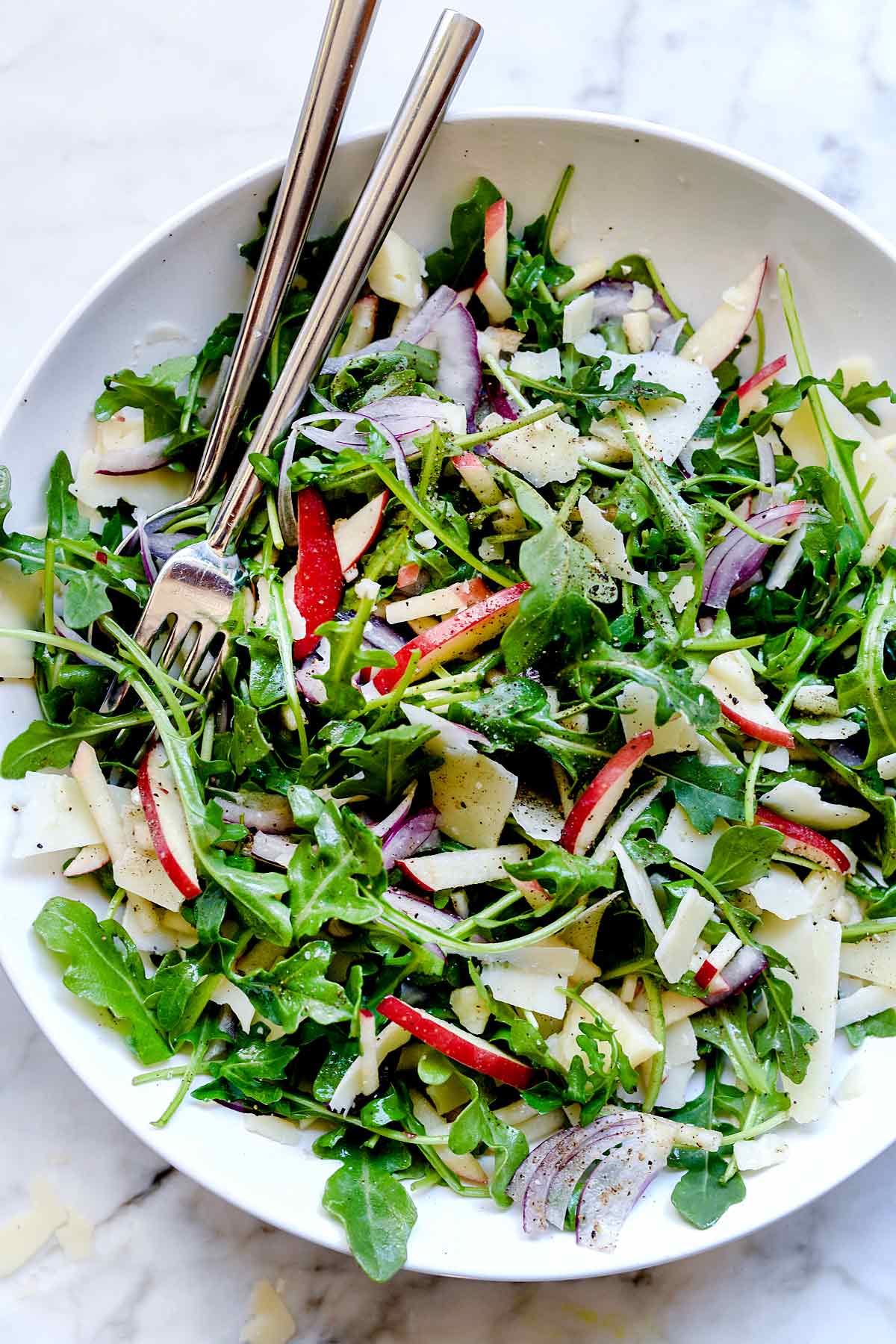 Salade de roquette aux pommes et au parmesan | foodiecrush.com #salade #recettes #arugula