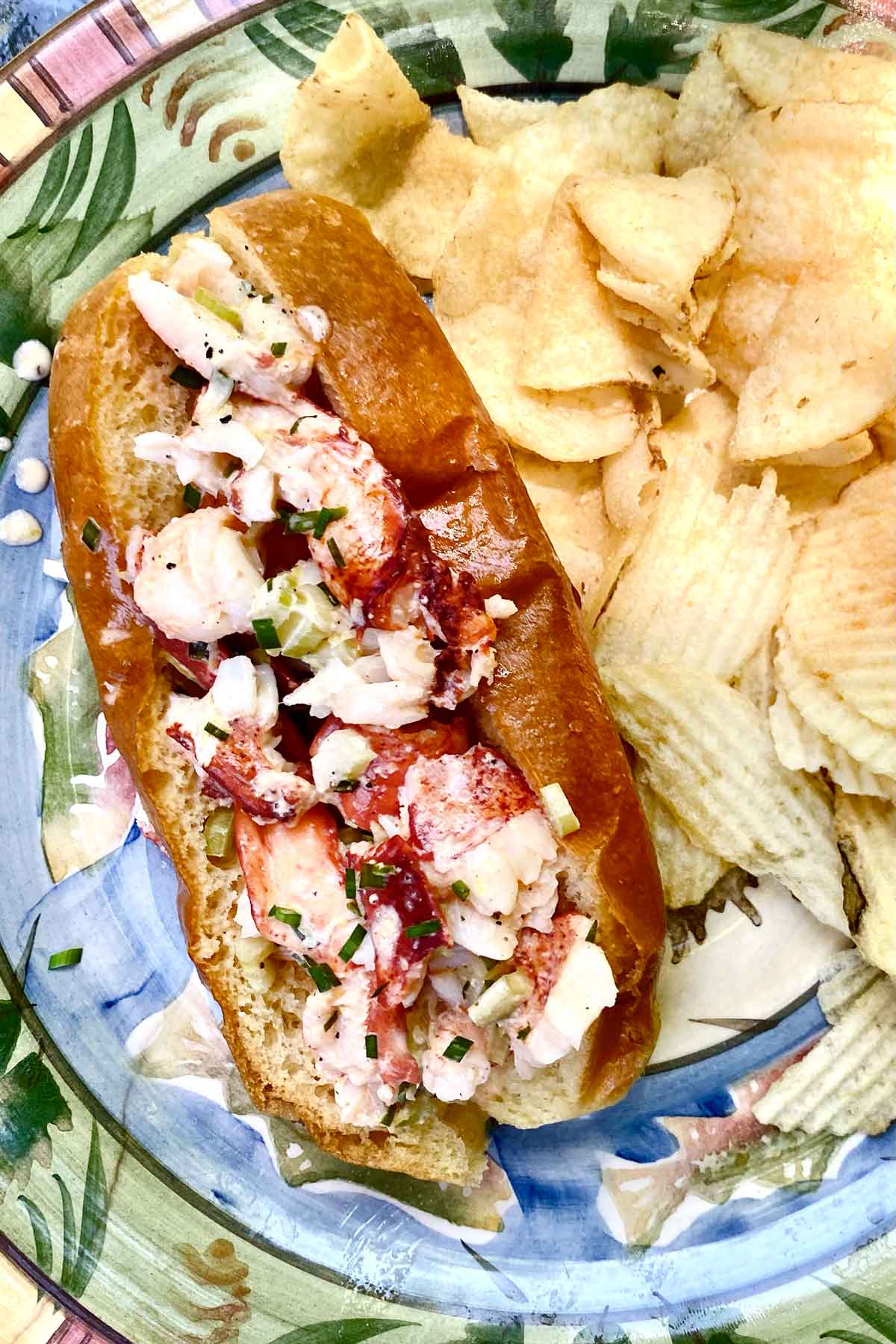 Lobster Roll avec chips sur l'assiette foodiecrush.com