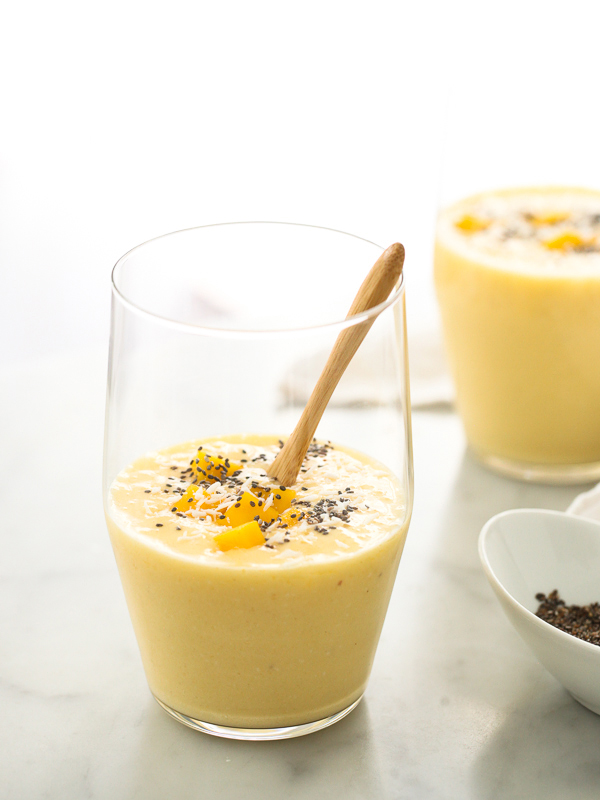 Le smoothie tropical à la mangue avec des graines de chia et du yaourt grec ressemble plus à un milk-shake qu'à une boisson saine.