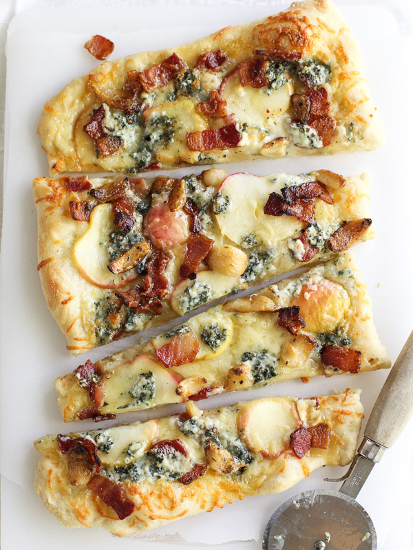 Pizza aux pommes d'érable, au fromage bleu et au bacon sur foodiecrush.com