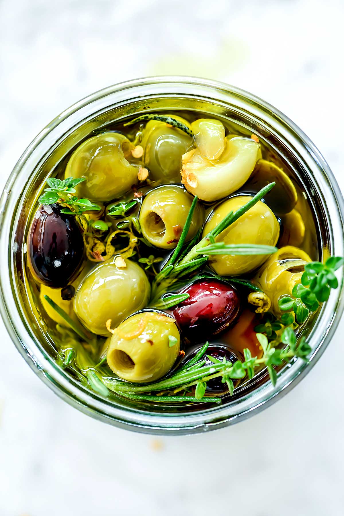 Recette d'olives marinées avec des herbes en bocal foodiecrush.com