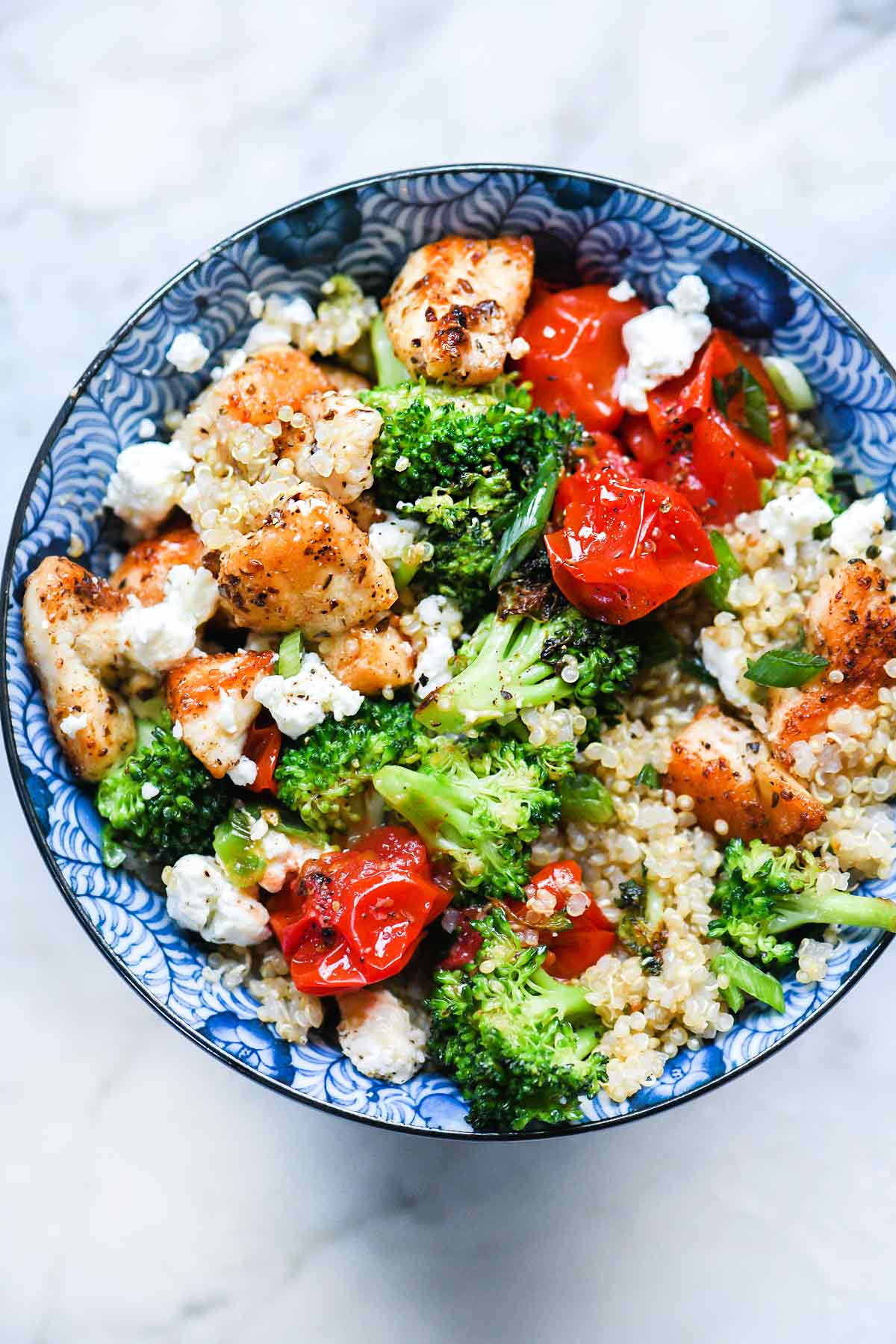 Quinoa Bowls méditerranéens au poulet avec brocoli et tomate | foodiecrush.com #quinoa #bowl #méditerranéen #poulet