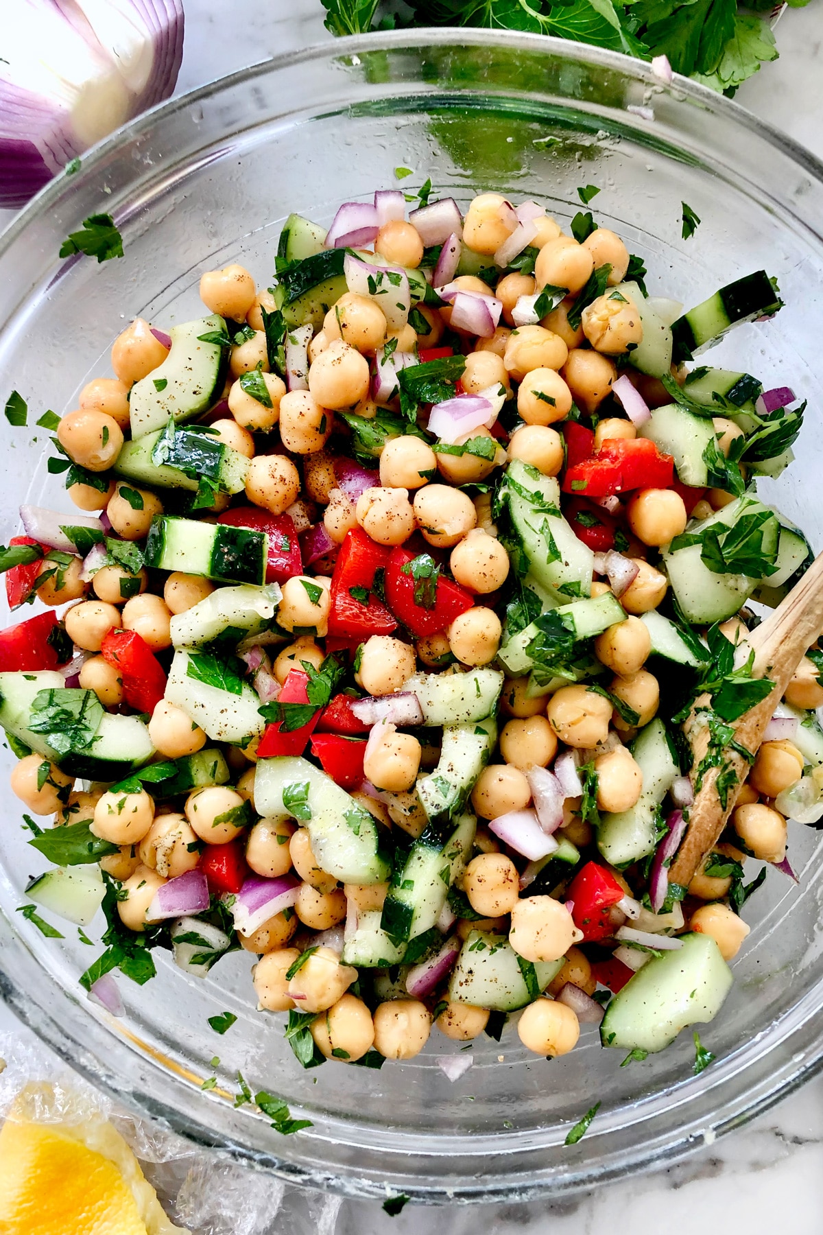 Salade méditerranéenne de pois chiches foodiecrush.com