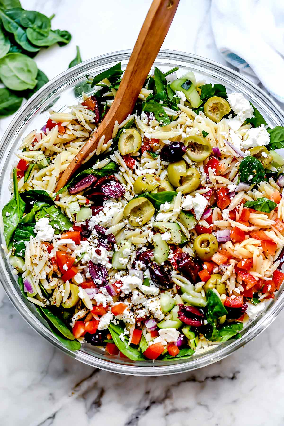 Salade méditerranéenne d'orzo foodiecrush.com #salade #orzo #olives #méditerranéenne #pasta #pastasalad #santé #recettes