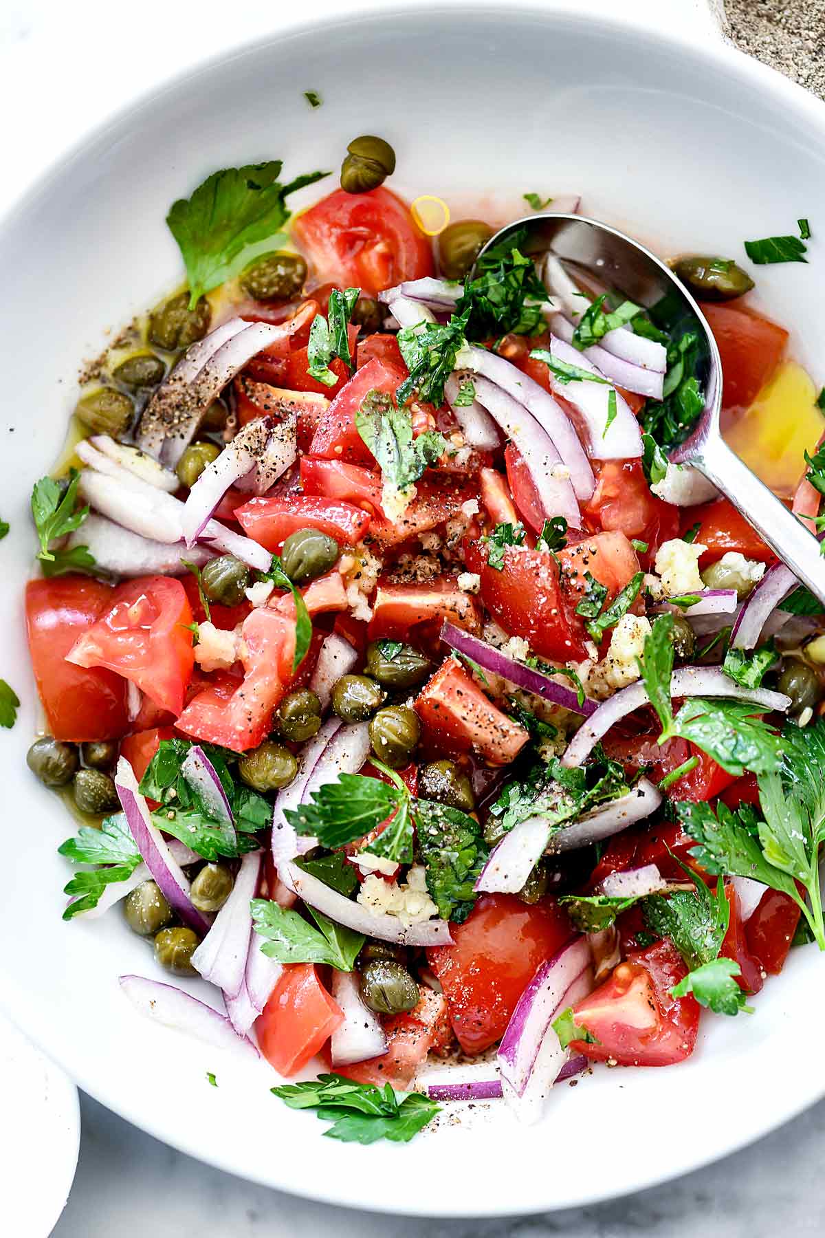 Salade méditerranéenne de tomates | foodiecrush.com #recipes #tomato #salade #parsley #capers