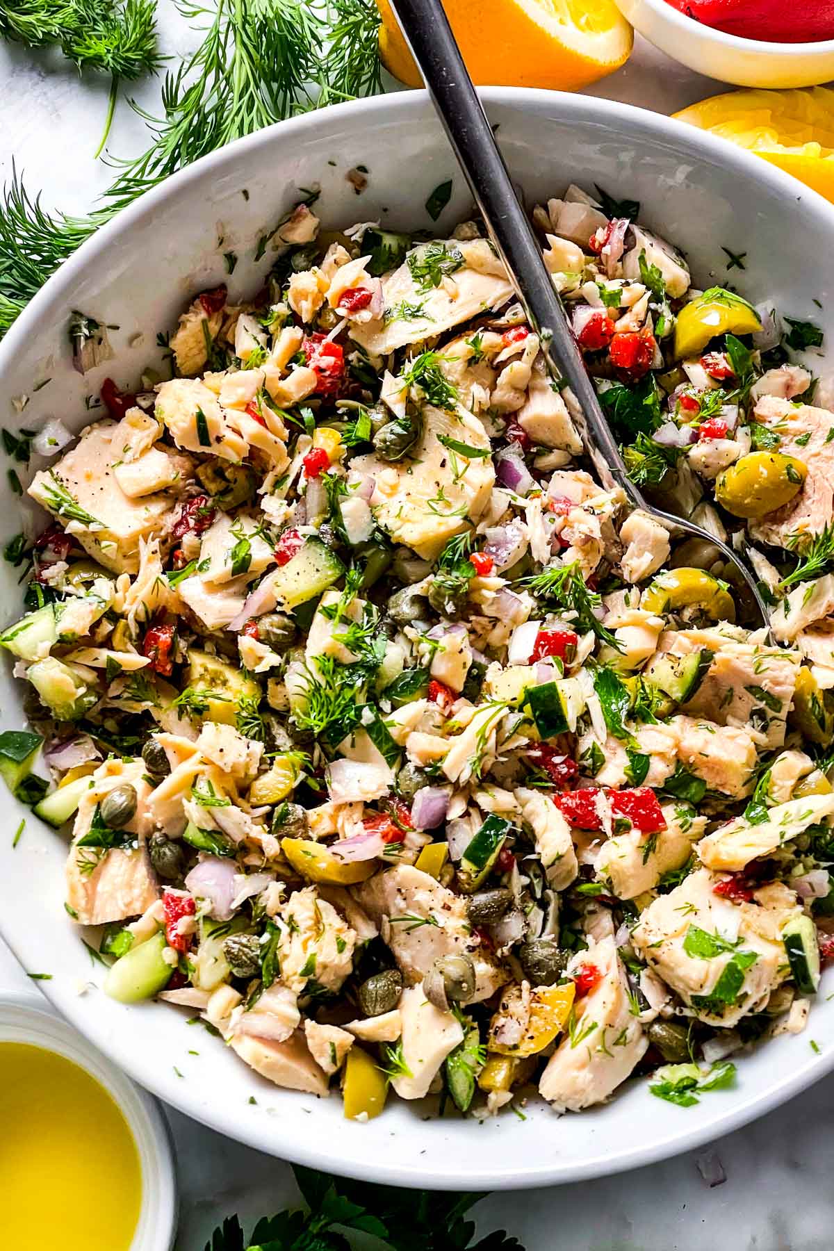 Salade de thon méditerranéenne dans un bol foodiecrush.com