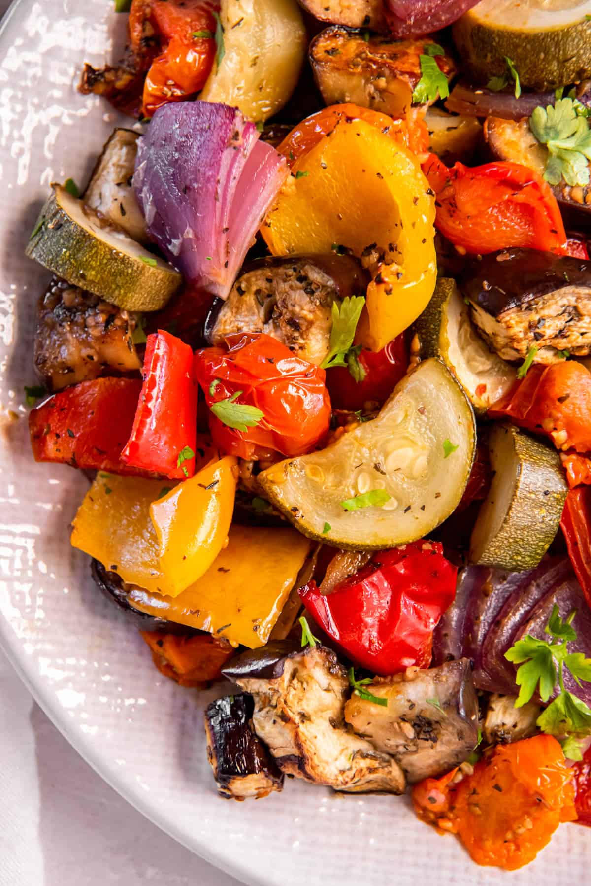 Une assiette remplie de légumes rôtis méditerranéens pour le service.