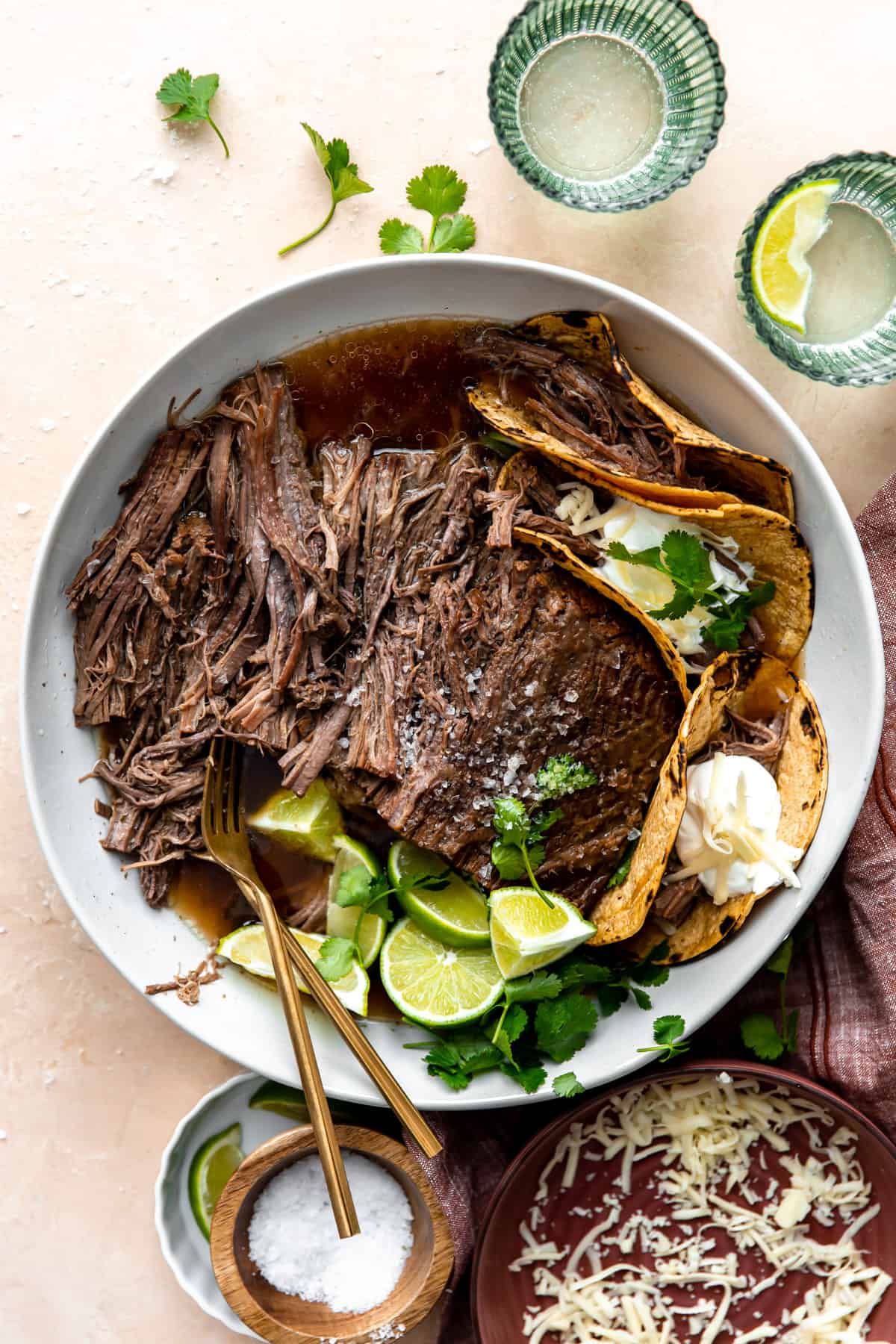 Bol rempli de poitrine mexicaine râpée et de tortillas de maïs pour préparer des tacos.