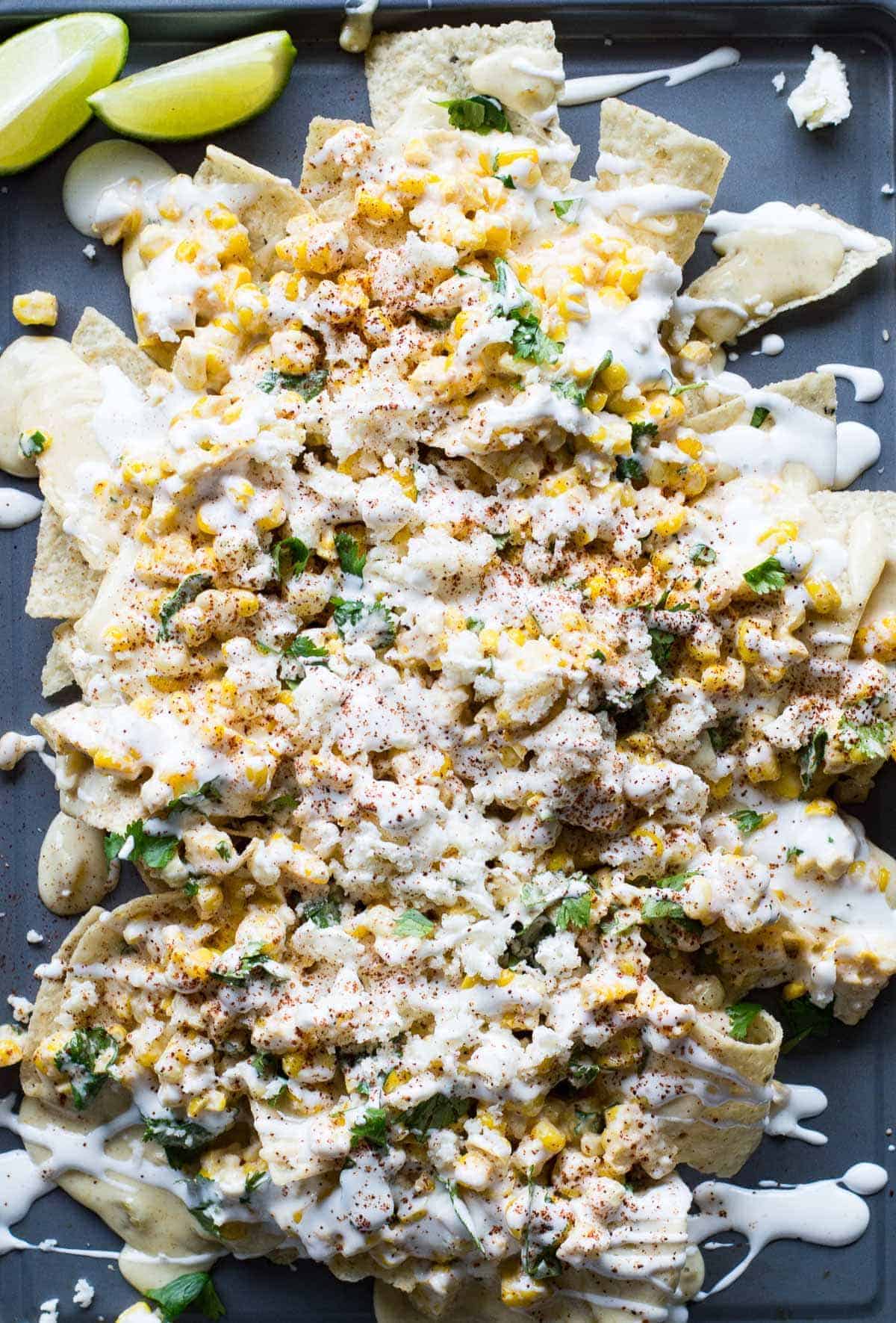 Nachos de maïs mexicain ! Des chips chargées de toutes les saveurs d'une rue de maïs mexicaine classique et recouvertes d'un queso blanco crémeux et épicé.