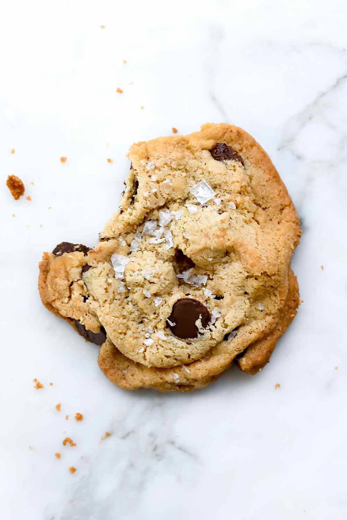 Biscuits aux pépites de chocolat salé de Milk Bar | foodiecrush.com