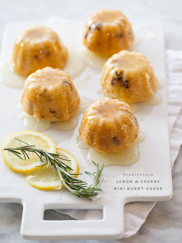 Mini gâteaux Bundt au citron et à la cerise | FoodieCrush.com