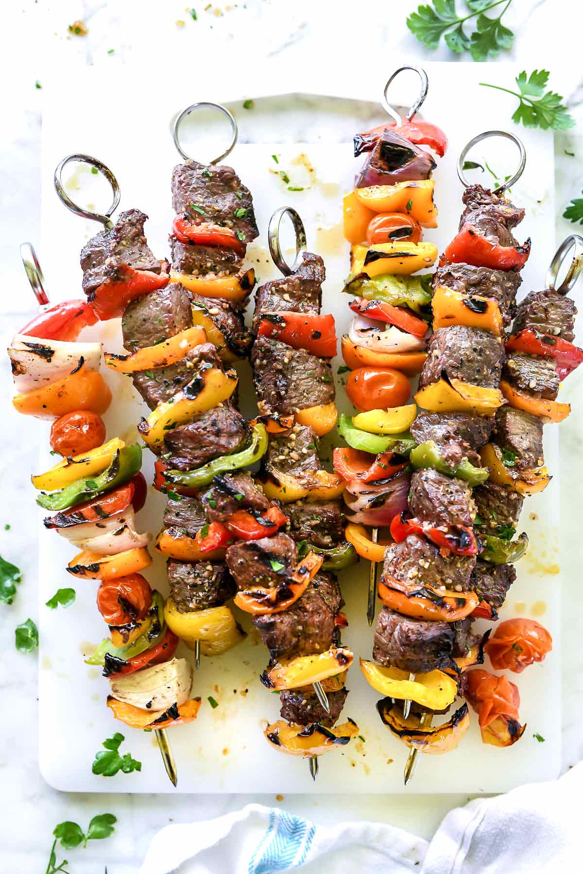 Brochettes de bifteck et de poivrons de Montréal | foodiecrush.com #recettes de bifteck #marinade de bifteck #montrealsteak #grillades