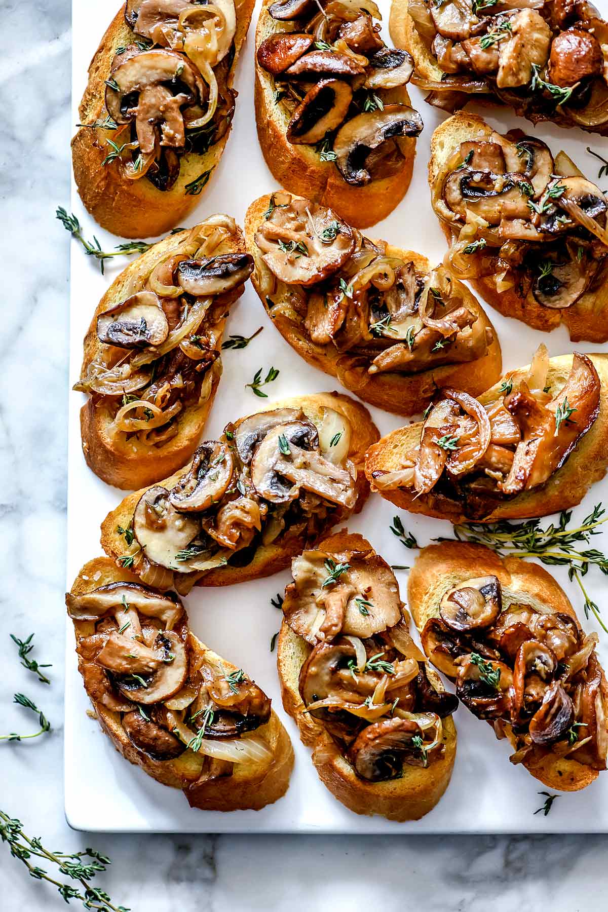 Crostini aux oignons et champignons caramélisés | foodiecrush.com