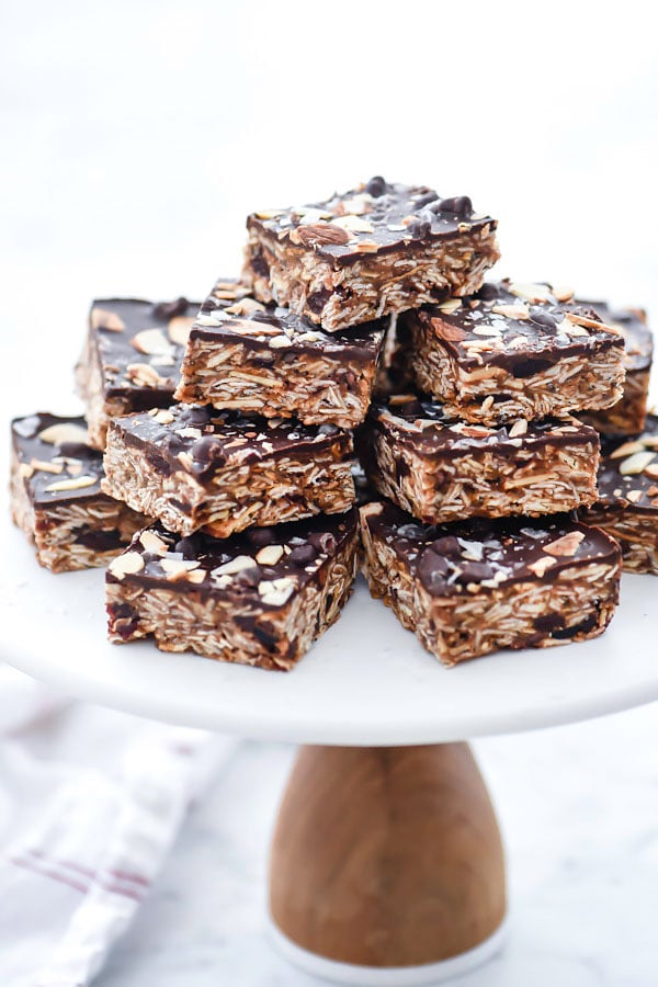 Barres de biscuits sans cuisson au chocolat, aux cerises et aux graines de chia | foodiecrush.com