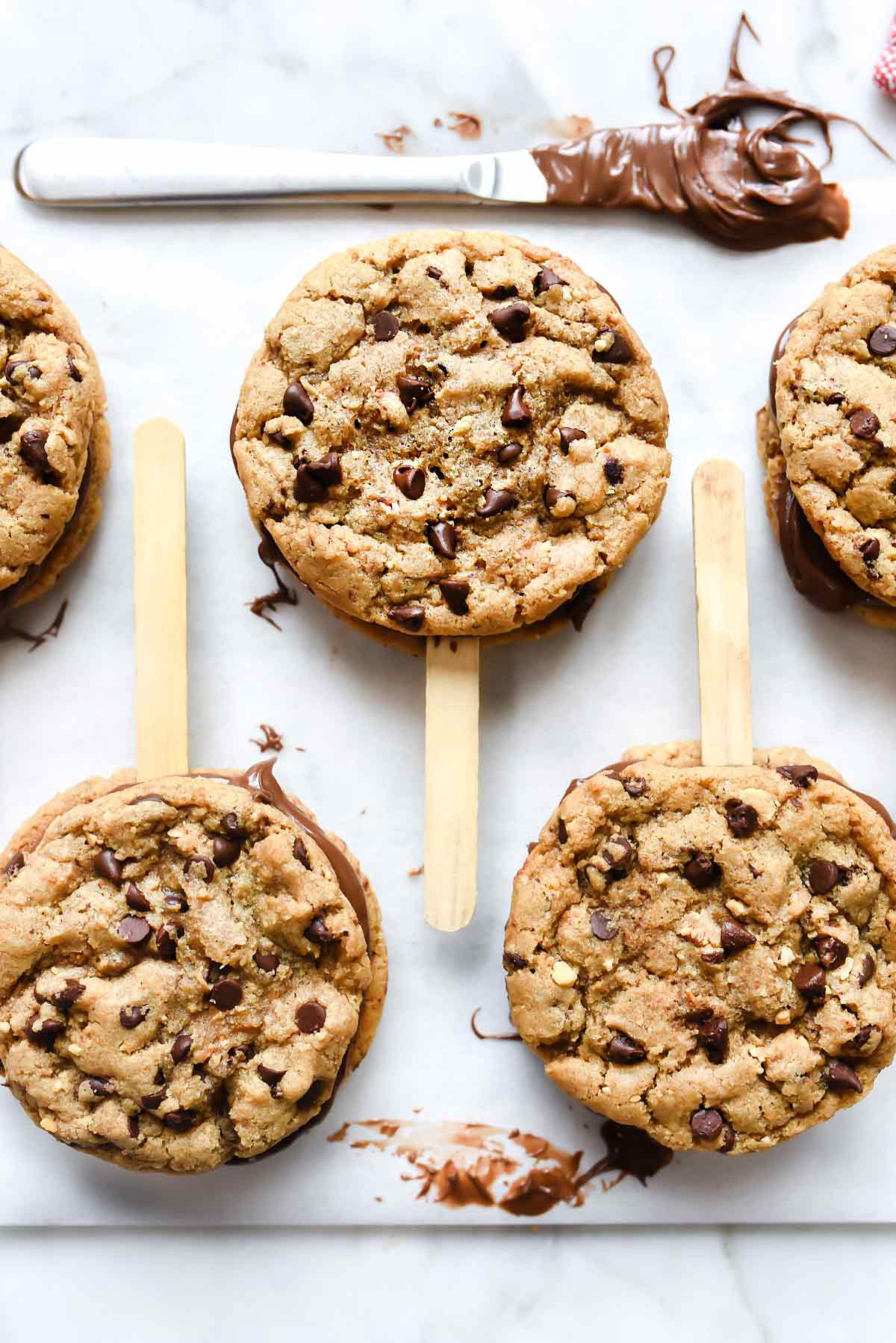 Pops de biscuits aux pépites de chocolat et au Nutella | foodiecrush.com #cookies #chocolat #pépites #nutella #recettes