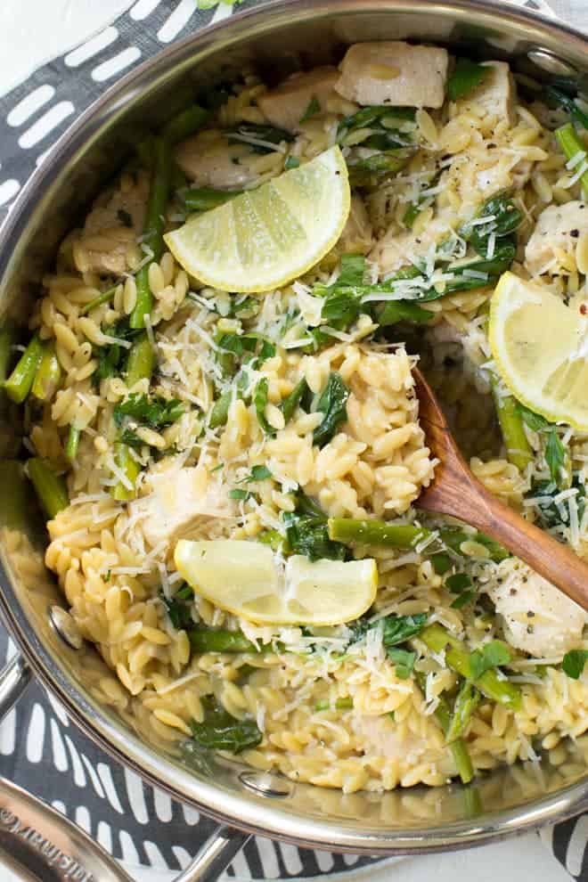 poêle avec des pâtes orzo crémeuses et du poulet, des asperges et des épinards