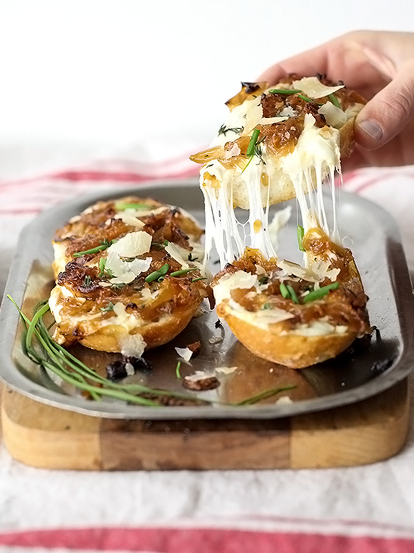 Le pain au fromage et à l'oignon à la française est gluant et totalement addictif.