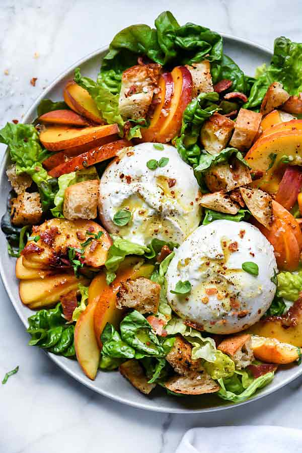 Salade panzanella aux pêches avec burrata et bacon | foodiecrush.com #salade #recettes #pêche #bacon #burrata