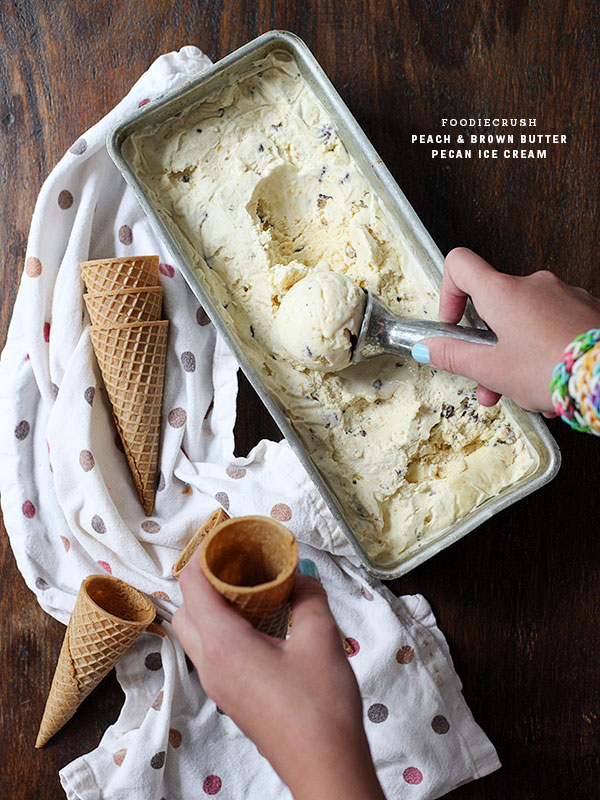 Crème glacée aux pêches et aux noix de pécan au beurre brun | foodiecrush.com