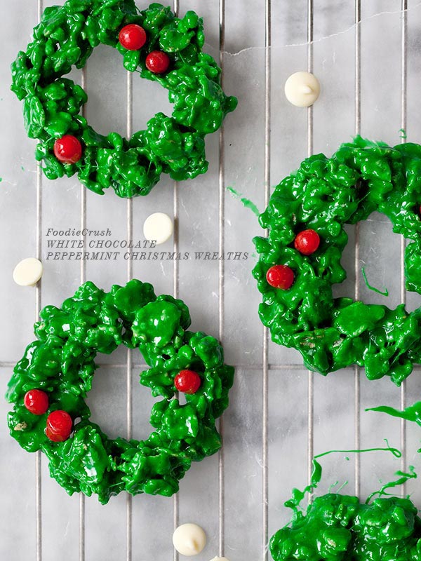 Biscuits couronnes de Noël au chocolat blanc et à la menthe poivrée de foodiecrush.com