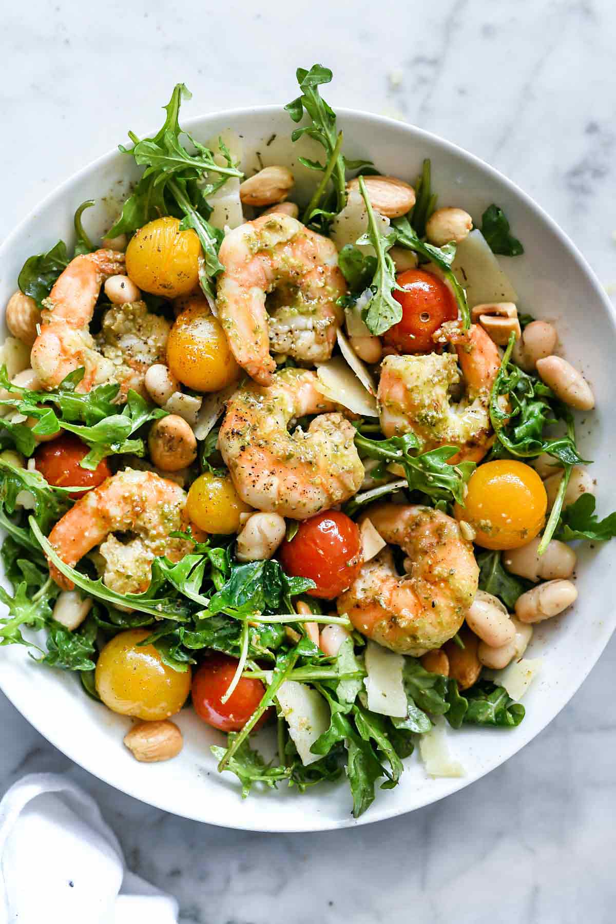 Salade de roquette aux crevettes au pesto, au parmesan et aux haricots blancs | foodiecrush.com