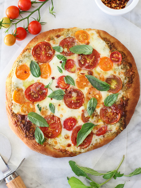 Pizza au pesto avec tomates fraîches et mozzarella #recipe sur foodiecrush.com
