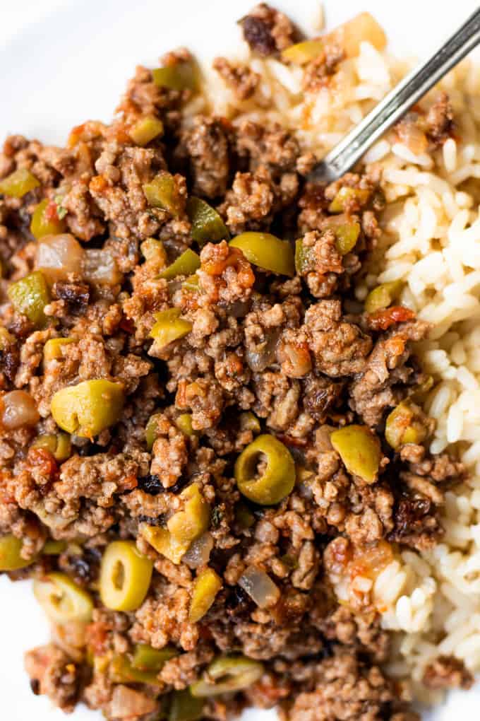 Picadillo cubain maison servi sur du riz blanc et servi avec une fourchette.