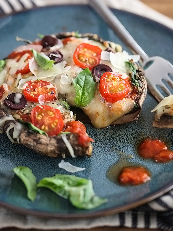 Champignons portobello farcis à la pizza | foodiecrush.com