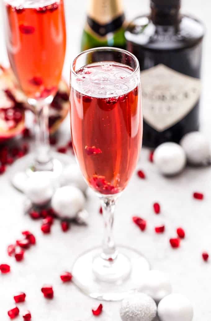Le French 75 à la grenade est la boisson parfaite pour les toasts de la saison des fêtes et un must pour les brunchs ! Bulleux, sucré et floral avec une touche de saveur acidulée de la grenade. #French75 #grenade #cocktail #champagne #noël #soirée du nouvel an #matin #brunch