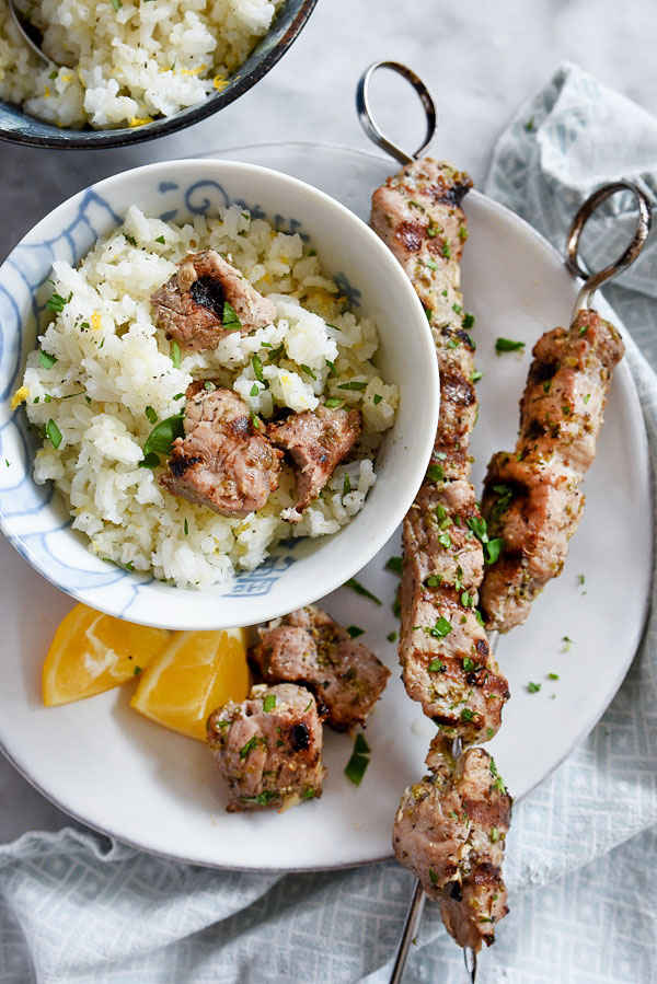 Le Souvlaki de porc avec riz au citron est l'une de mes recettes grecques préférées et il sort juteux du gril à chaque fois #recipe #pork | foodiecrush.com