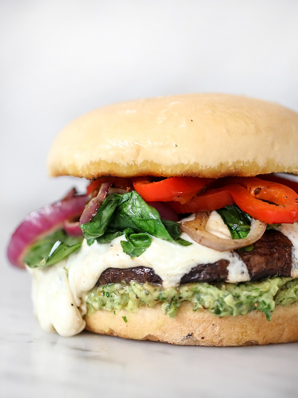 Burger aux champignons portobello avec chimichurri à l'avocat | foodiecrush.com
