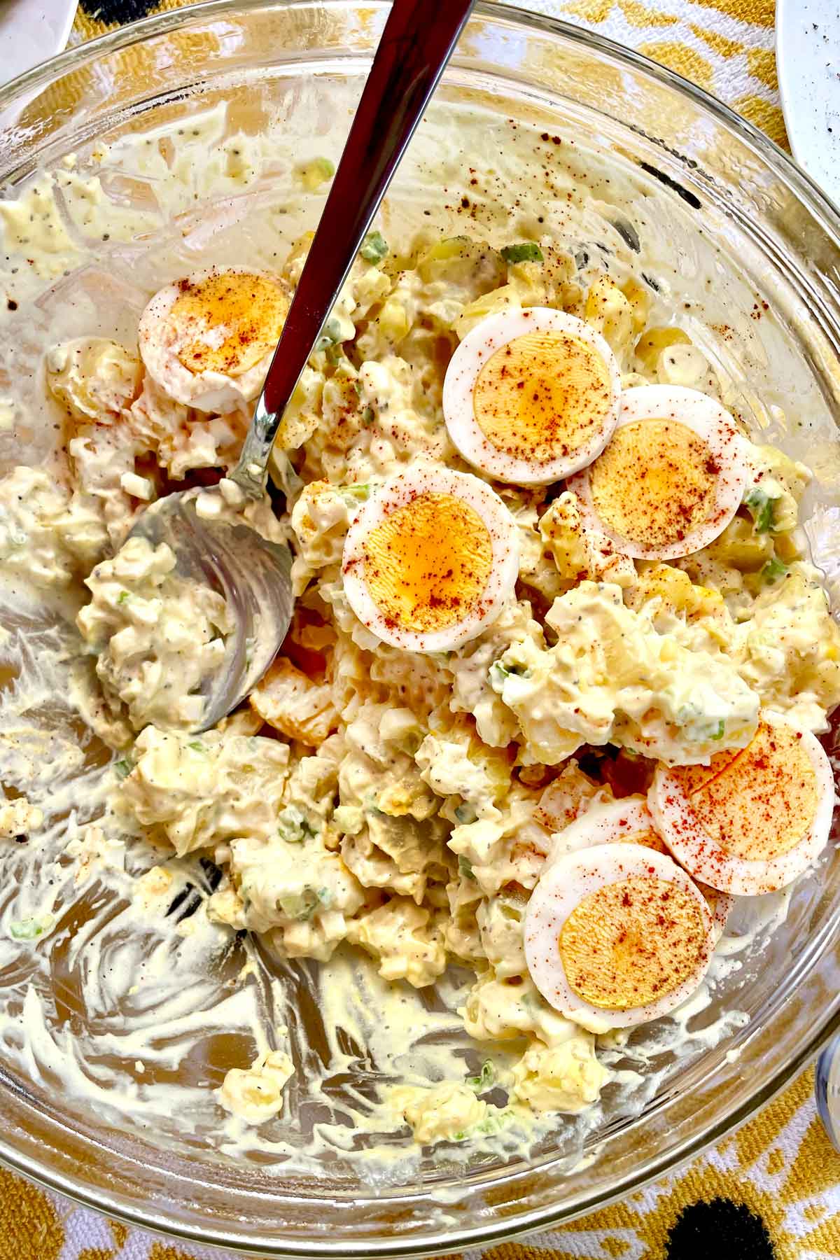 LA MEILLEURE salade de pommes de terre classique avec des œufs foodiecrush.com