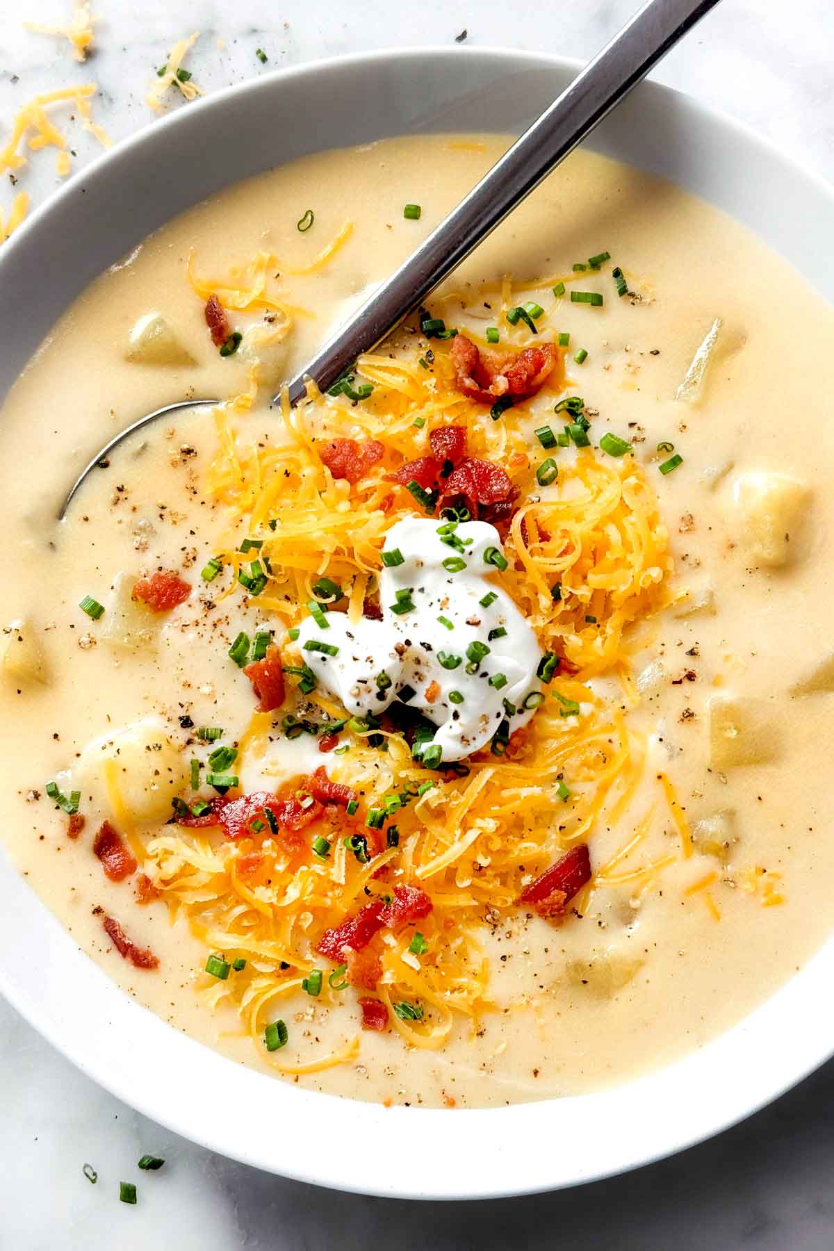 Recette de soupe de pommes de terre avec du bacon, du fromage et de la crème sure foodiecrush.com