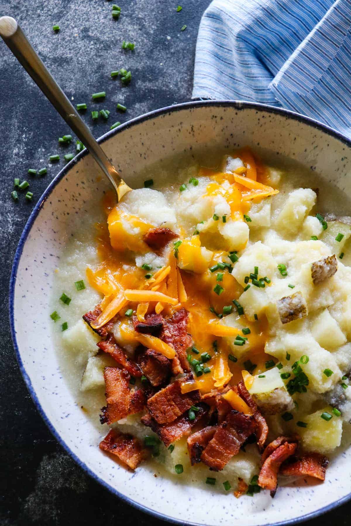 Cette soupe de pommes de terre est lisse et crémeuse. Elle est remplie de morceaux de pommes de terre. De plus, elle est secrètement saine, puisqu'elle est préparée sans lait ni crème !