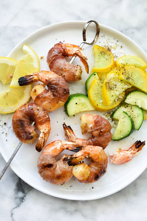 Brochettes de crevettes grillées enveloppées de prosciutto | foodiecrush.com