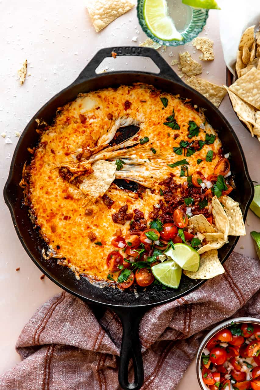 fromage fondu extensible dans une poêle avec du chorizo et du pico de Gallo.