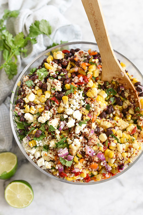 La salade de quinoa du sud-ouest et de maïs grillé est un plat d'accompagnement simple mais plein de saveurs | foodiecrush.com