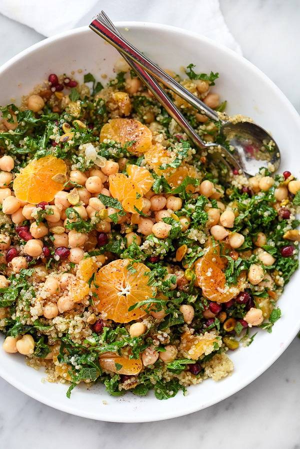 La salade de protéines au quinoa et au chou frisé est une façon totalement fraîche et facile de manger sainement | foodiecrush.com