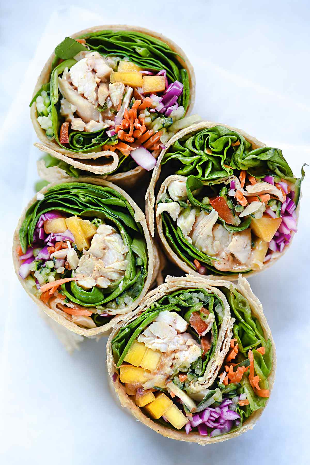 Wraps de légumes arc-en-ciel au poulet et à la mangue | foodiecrush.com #lunch #wrap #facile #recipes