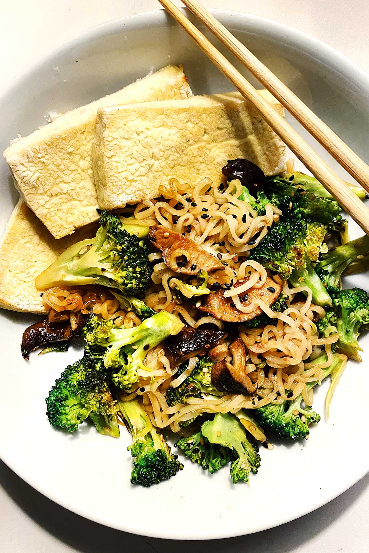 Ramen au brocoli et au tofu foodiecrush.com