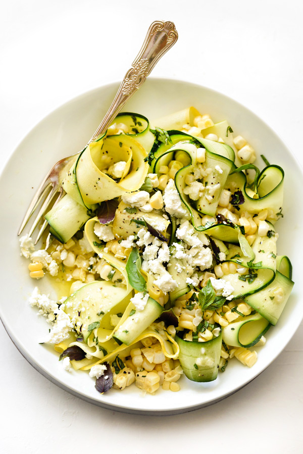 Salade de courgettes et de maïs frais du marché fermier avec vinaigrette au citron et au basilic sur foodiecrush.com