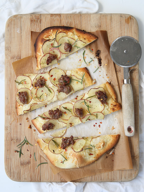 Pizza aux pommes de terre rouges avec saucisse et romarin | foodiecrush.com