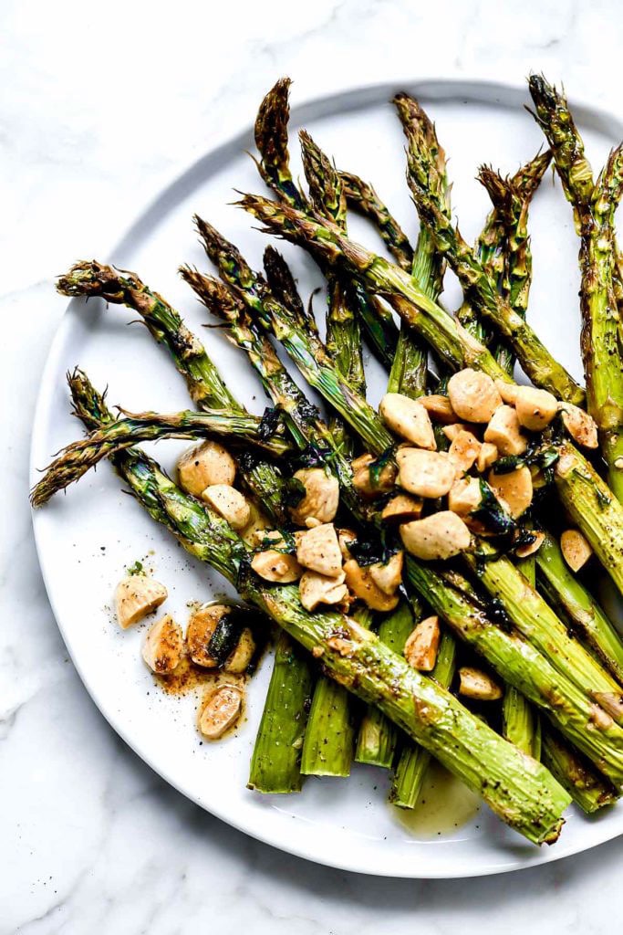 Asperges rôties au beurre bruni et aux amandes | foodiecrush.com #asparagus #côté #recipe #santé
