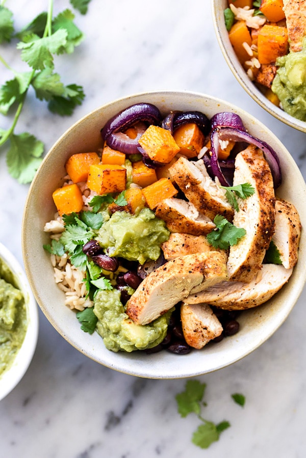 Bols de riz au poulet rôti, à la courge musquée et au guacamole | foodiecrush.com