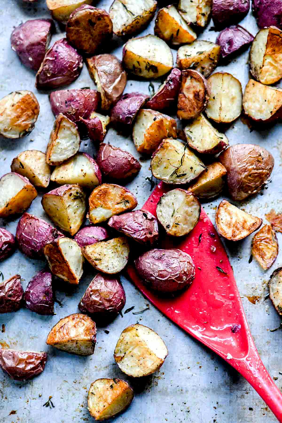 Meilleures pommes de terre croustillantes rôties au four | foodiecrush.com #patates #four #rôties #facile