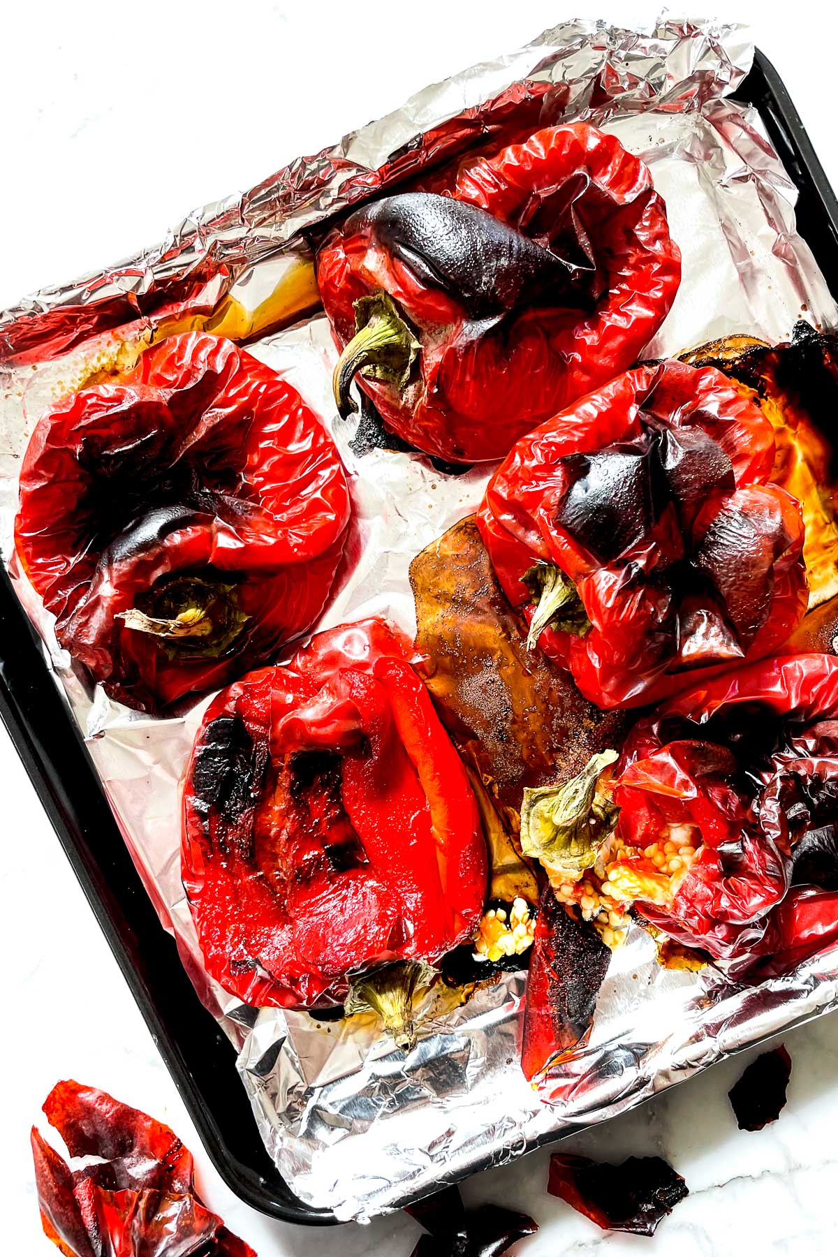 Poivrons rouges grillés sur une plaque de cuisson foodiecrush.com
