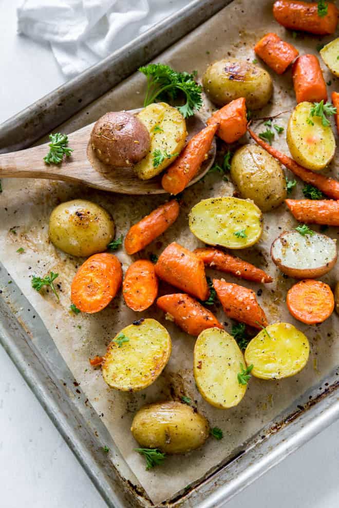Pommes de terre et carottes rôties au four sur une plaque de cuisson