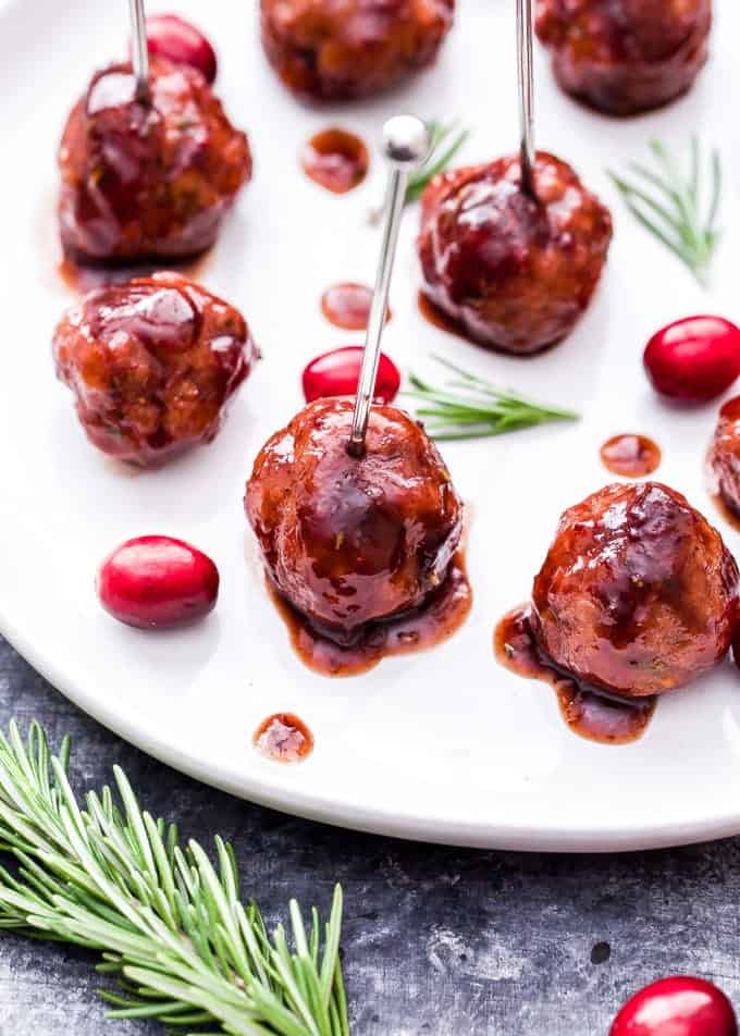 Chaque fête a besoin d'une bonne boulette de viande et ces boulettes de dinde au romarin avec sauce balsamique aux canneberges plairont à coup sûr à la foule pendant les fêtes de fin d'année ! #Boulettes de viande #Appetizer #Turkey #Cranberry #Sans gluten