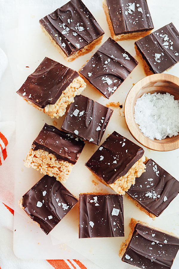 Les Krispie Treats au beurre de cacahuètes et au chocolat salé sont un dessert super facile | foodiecrush.com