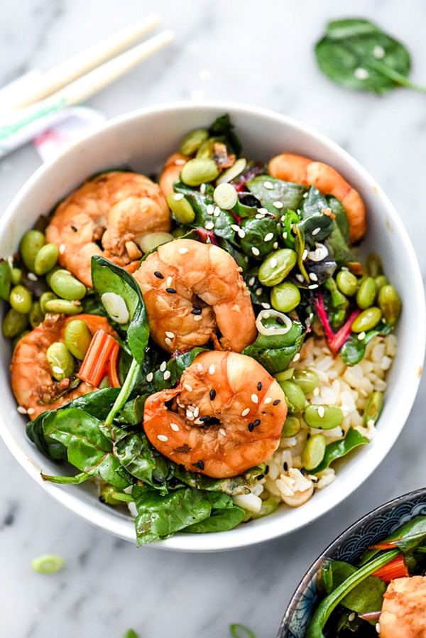 Bols de riz aux crevettes au sésame et aux légumes asiatiques | foodiecrush.com